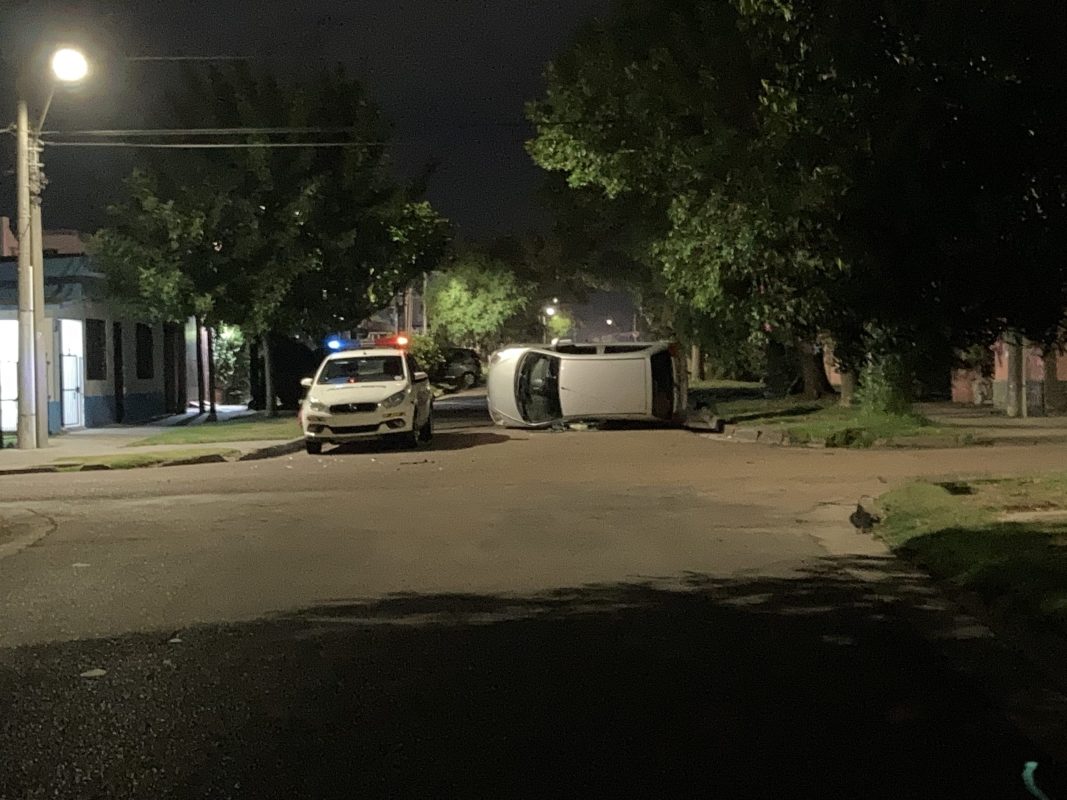 Choque y vuelco en una esquina que se ha transformado en peligrosa en Maldonado