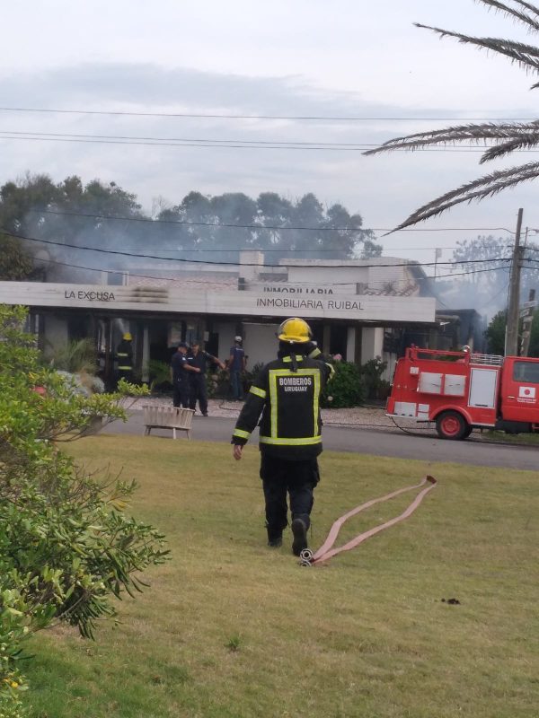 Incendio en José Ignacio dejó importantes pérdidas en dos locales comerciales esta mañana