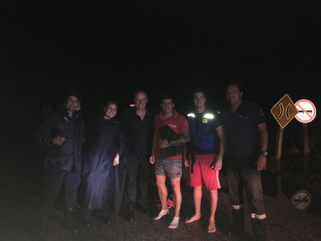 Rescataron a un hombre en una cañada luego que se hundiera su vehículo