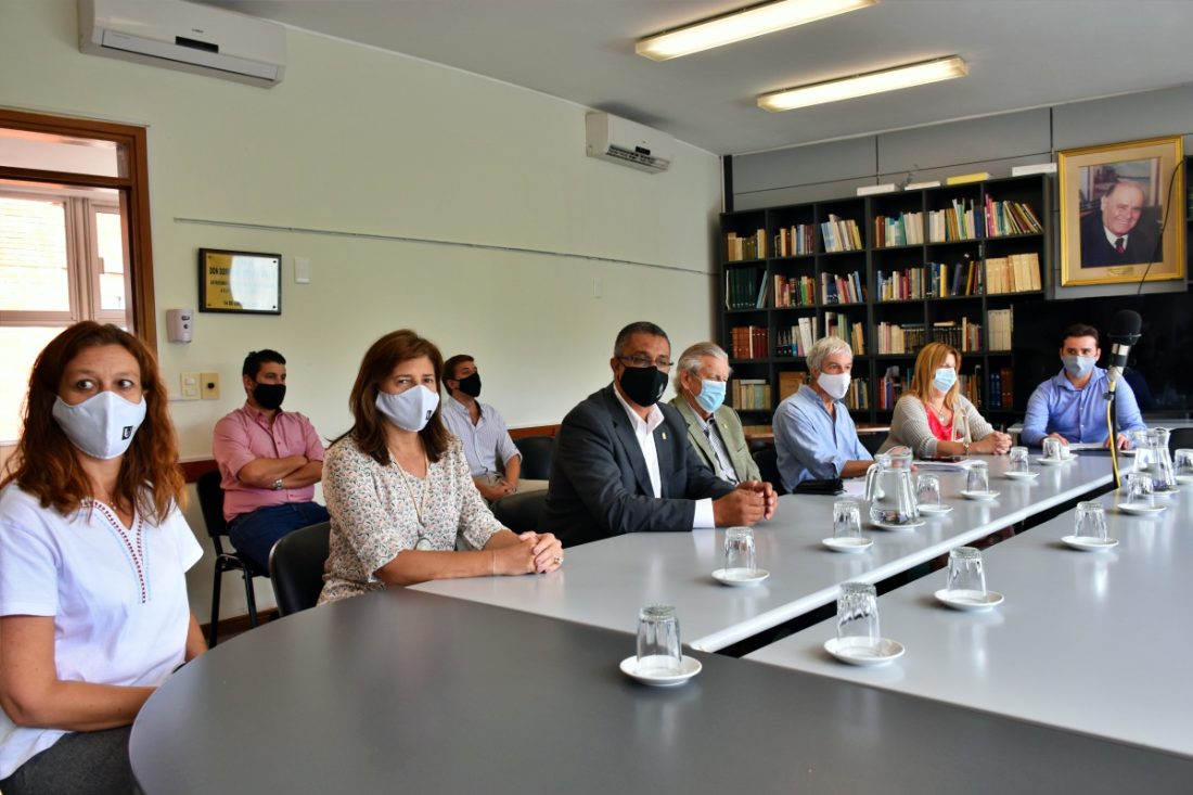 Más de 30 jóvenes se postularon para las becas de Claeh