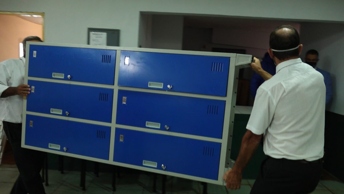 Sánchez donó sillas y lockers en nombre de la Junta Departamental
