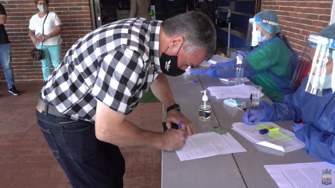 Alcalde se vacunó y elogió a funcionarios por tarea en CEDEMCAR