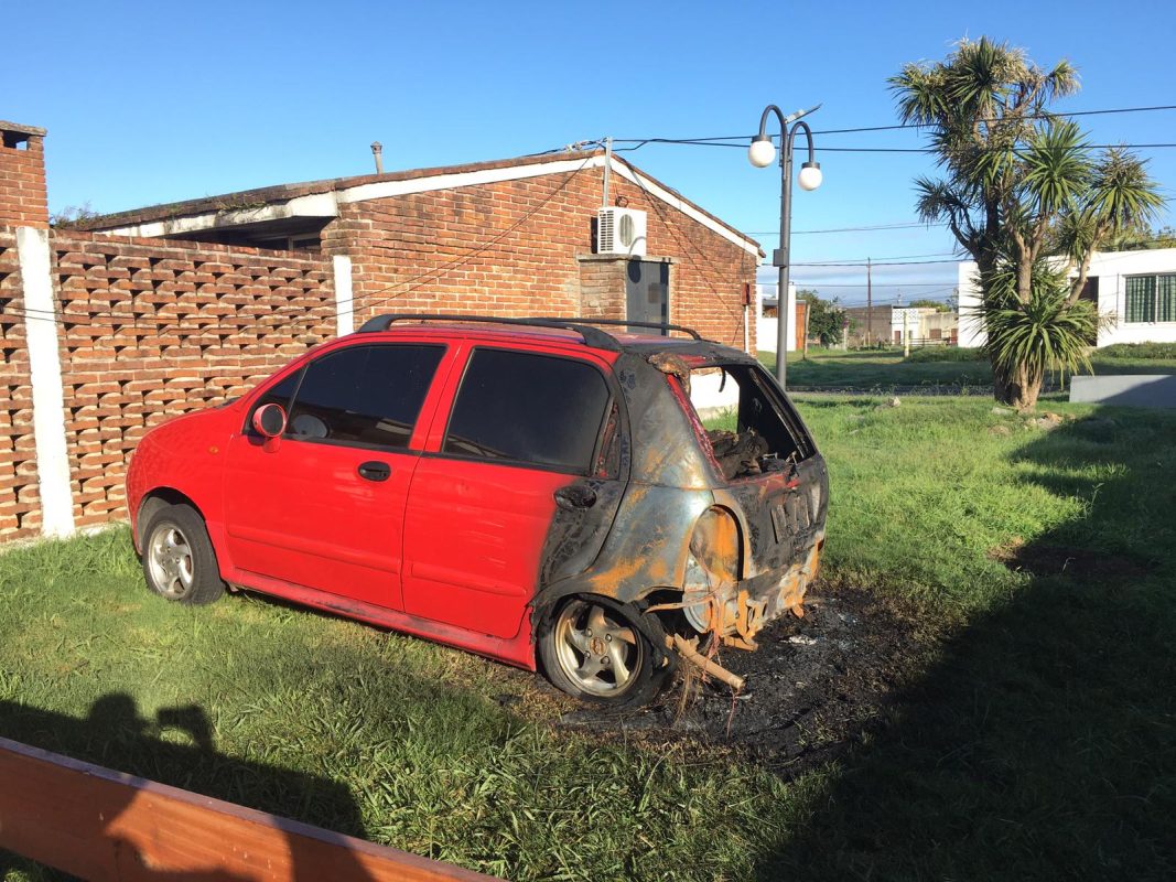 Investigan incendio en un auto en San Carlos