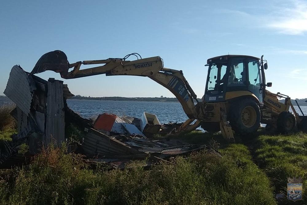 Continúa la demolición de construcciones ilegales en el balneario Santa Mónica
