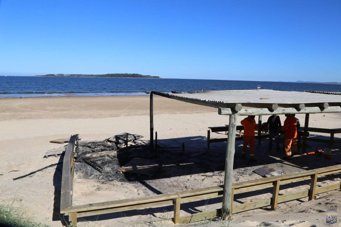 Incendiaron las pasarelas de la Playa Accesible. Pérdidas de 3 mil dólares