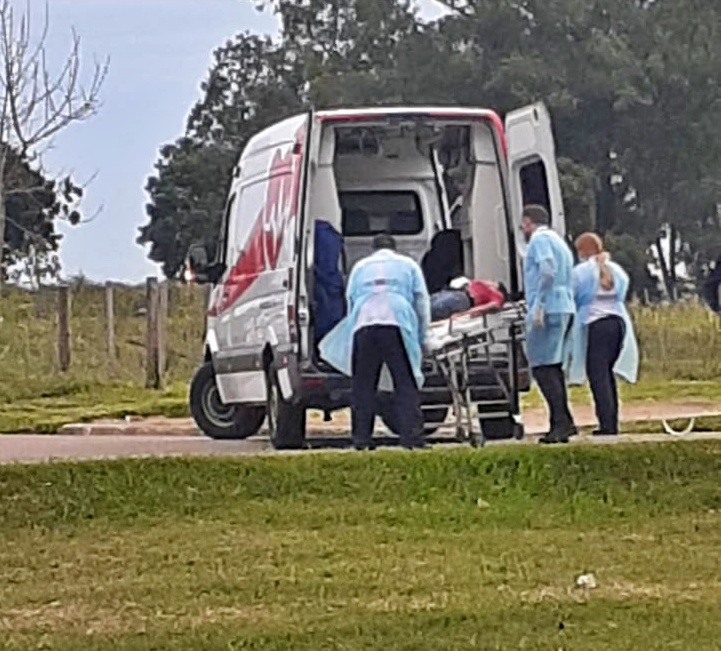 Una mujer sufrió una fractura tras chocar en su moto contra un auto