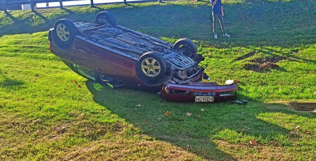 Resultó ileso el joven que volcó en un auto en el Parque San Carlos