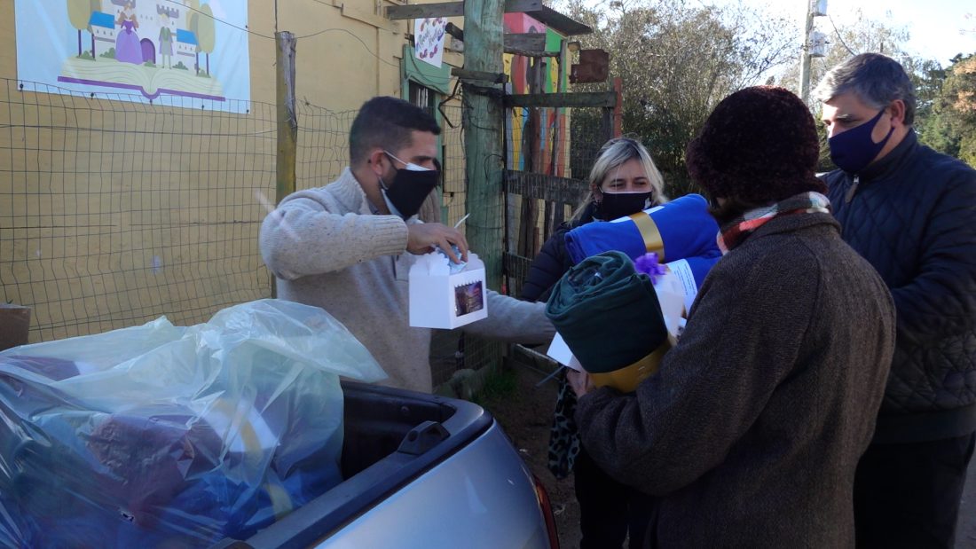 Alcalde de Punta del Este y concejales entregaron regalos a abuelos