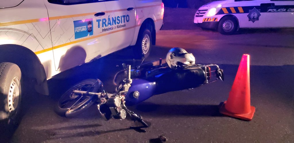 Trabajaban en un siniestro en la Ruta cuando un hombre les chocó la camioneta oficial con su moto
