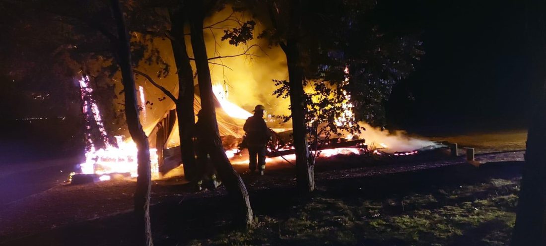 Incendio anoche en Fassano demandó varias horas de trabajo por parte de bomberos