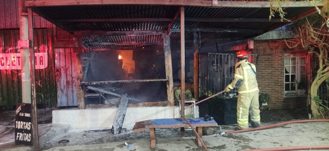 Importantes pérdidas en un reconocido local de venta de tortas fritas y pasteles de Maldonado tras incendio