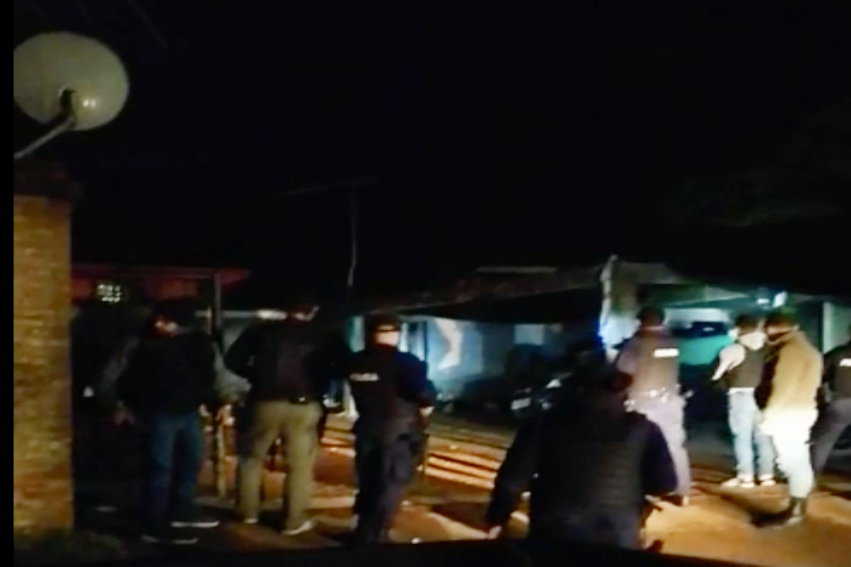 Fiesta clandestina en Maldonado con más de 120 personas. Hubo agresión a móviles policiales