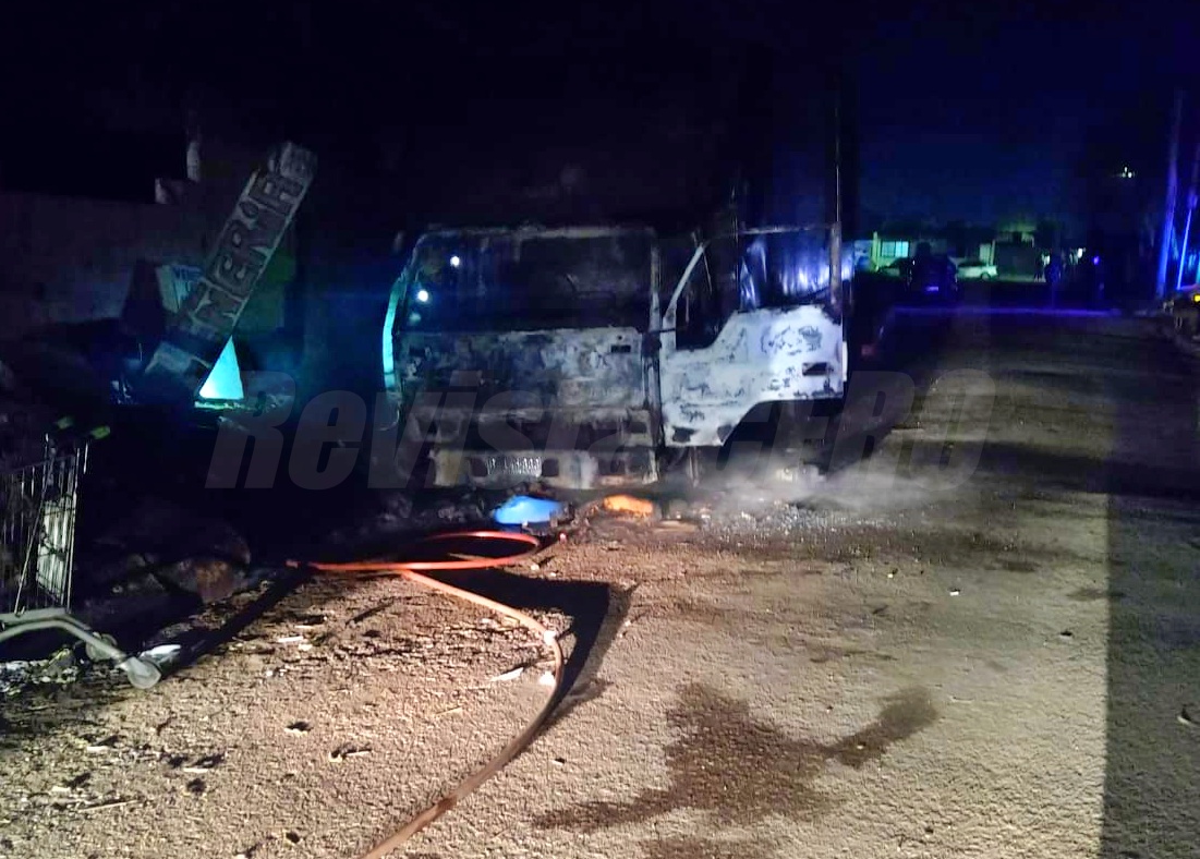Investigan incendio en un camión
