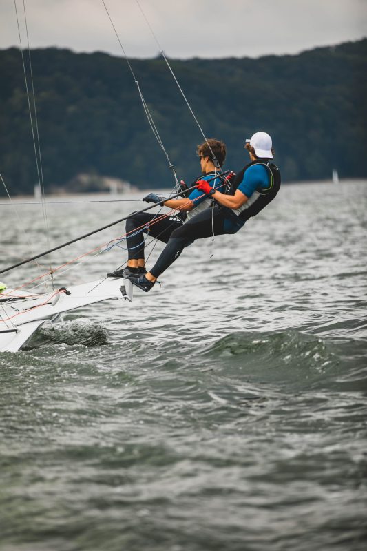 Jóvenes fernandinos del Yacht Club Punta del Este  buscan su lugar en el Mundial Junior de Vela en Gdynia