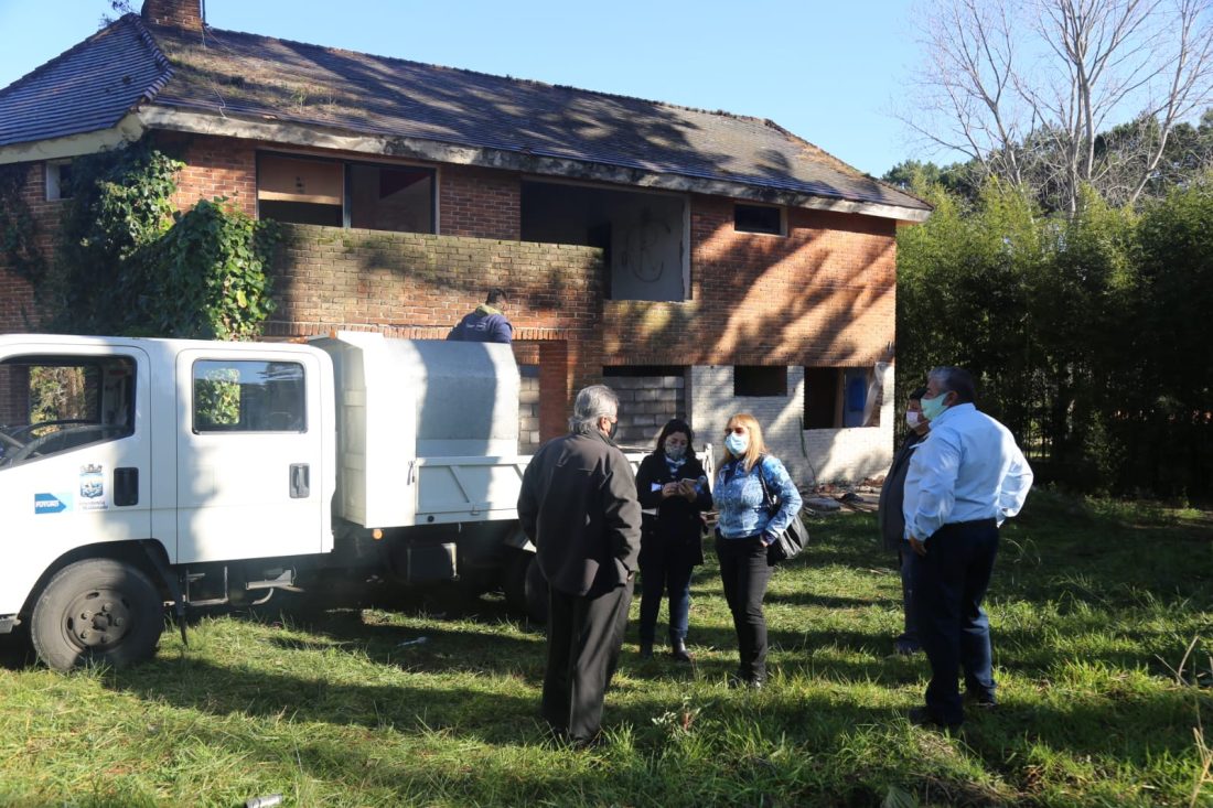 Intendencia y Municipio de Punta del Este tapiaron propiedad con deuda de contribución donde había intrusos
