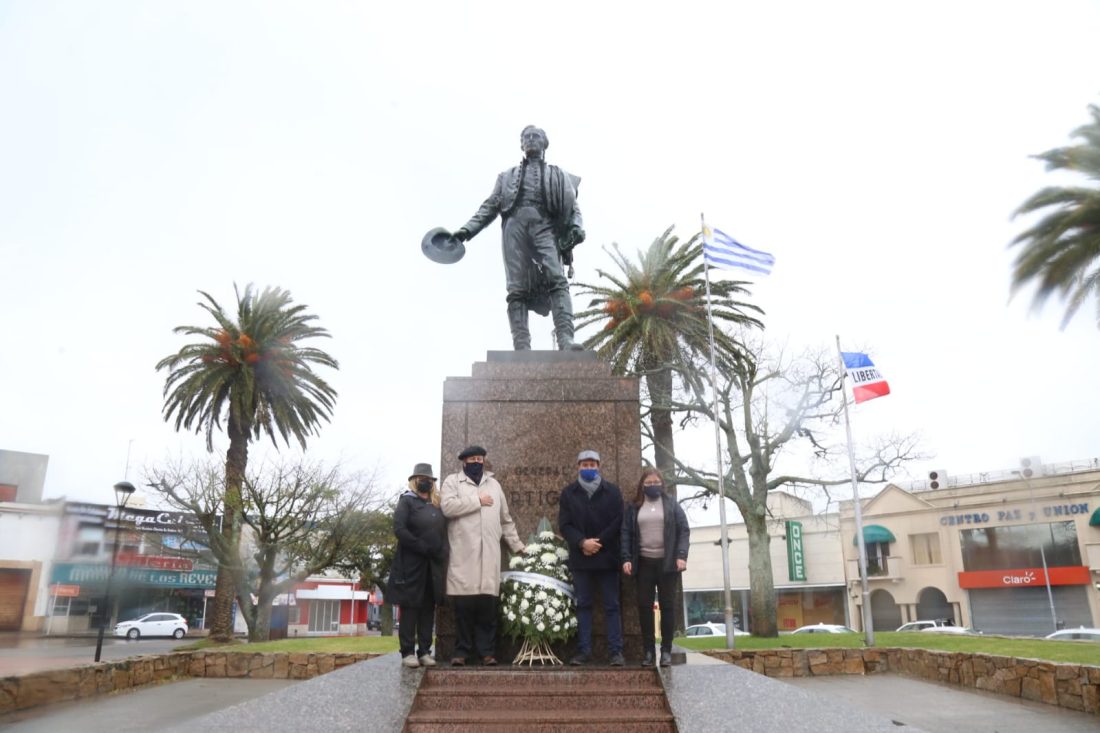 A pesar del temporal autoridades colocaron ofrenda floral por la Jura de la Constitución