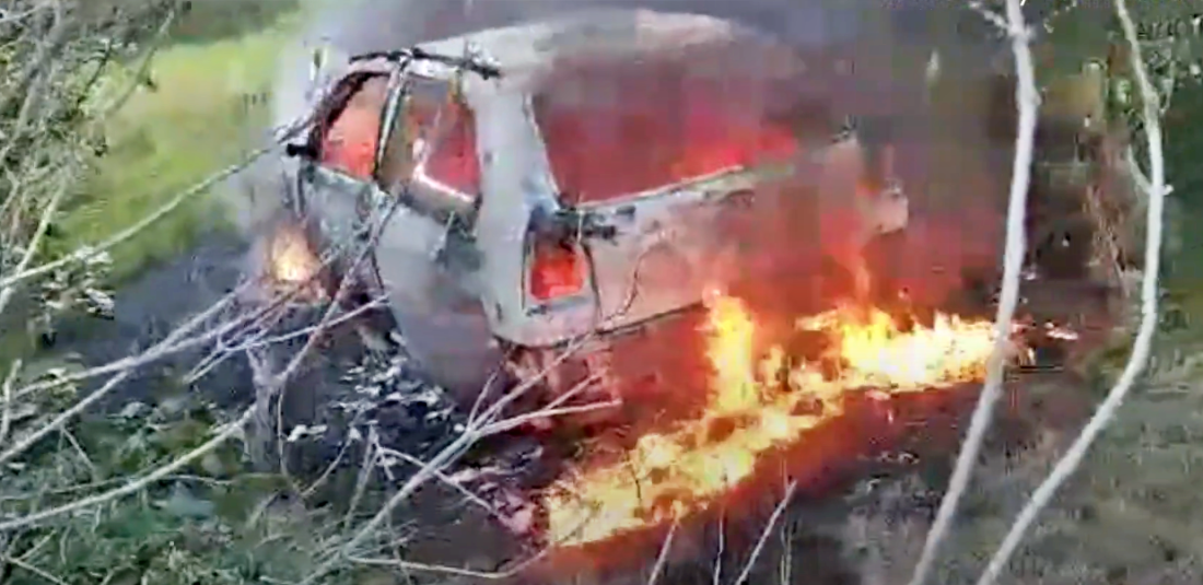 VIDEO: delincuentes que robaron un auto le sacaron el motor y lo incendiaron