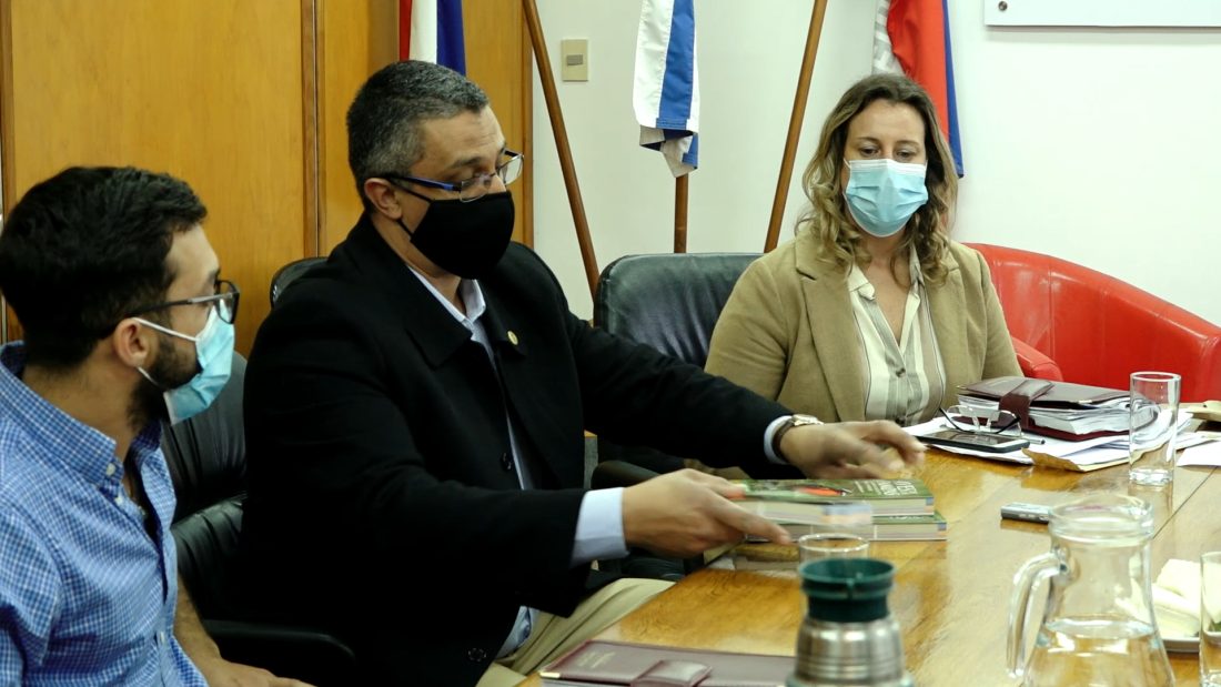 Sánchez entregó al Municipio de San Carlos el Libro “Aves de la Pampa” guía de avistamiento de aves.