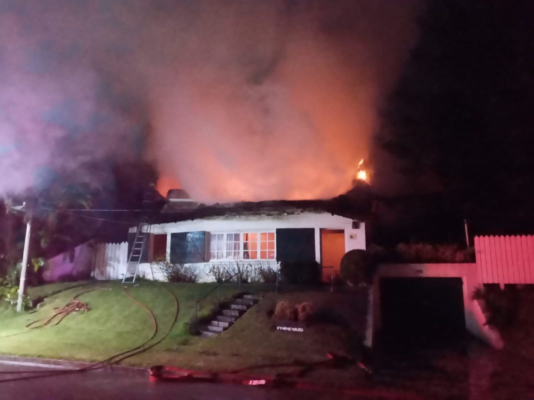 Cuantiosas pérdidas tras un incendio en una casa