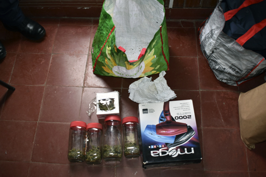 Incautaron drogas y ropa policial en allanamientos en San Carlos
