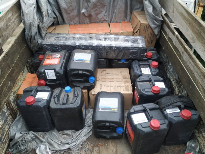 Caminera y policía incautan contrabando de lubricantes para vehículos