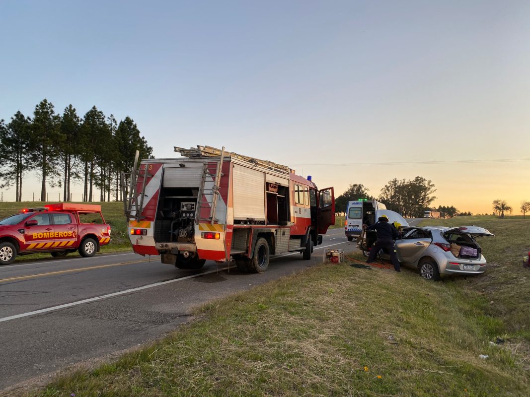 Bomberos tuvo que rescatar al ocupante de un auto tras un vuelco en Ruta 9