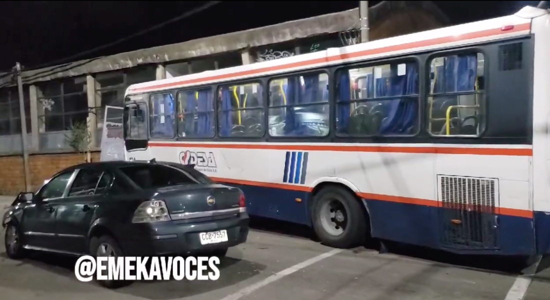 Un ómnibus terminó impactando contra el local de UTU Maldonado tras un siniestro de tránsito