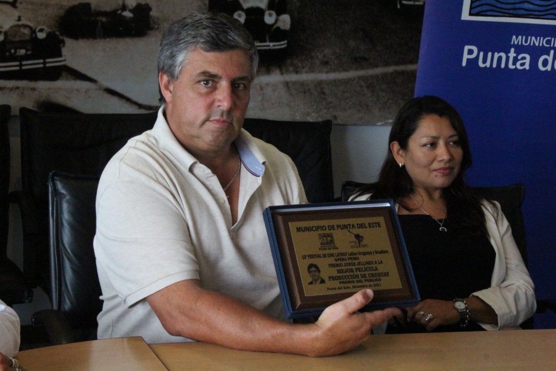 Entregan premio del Público “Jorge Jellinek” al documental “Bajo la Arena: Memorias de Punta del Este”