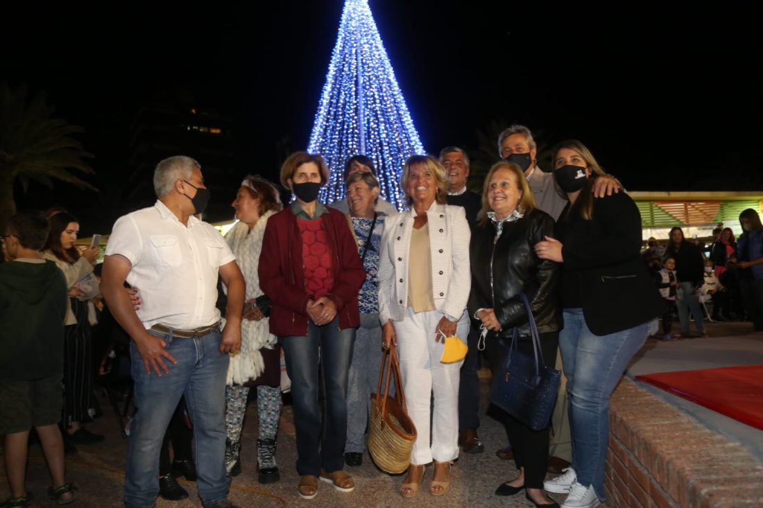 VIDEO: iluminaron árbol navideño en Punta del Este