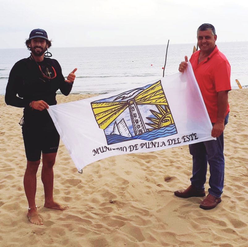 Carballal entregó bandera del Municipio al único uruguayo que participará de la Clipper Race