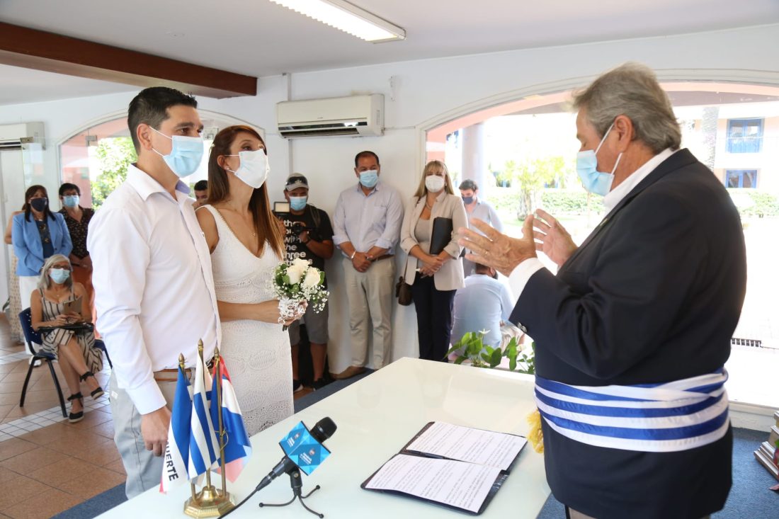 VIDEO: así fue el primer casamiento realizado por el Intendente