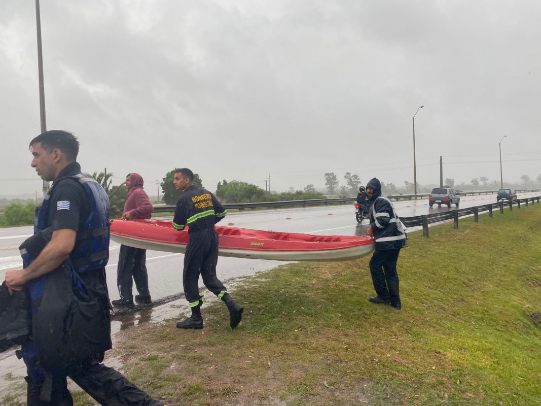Bomberos tuvo que rescatar a caballos rodeados por el agua