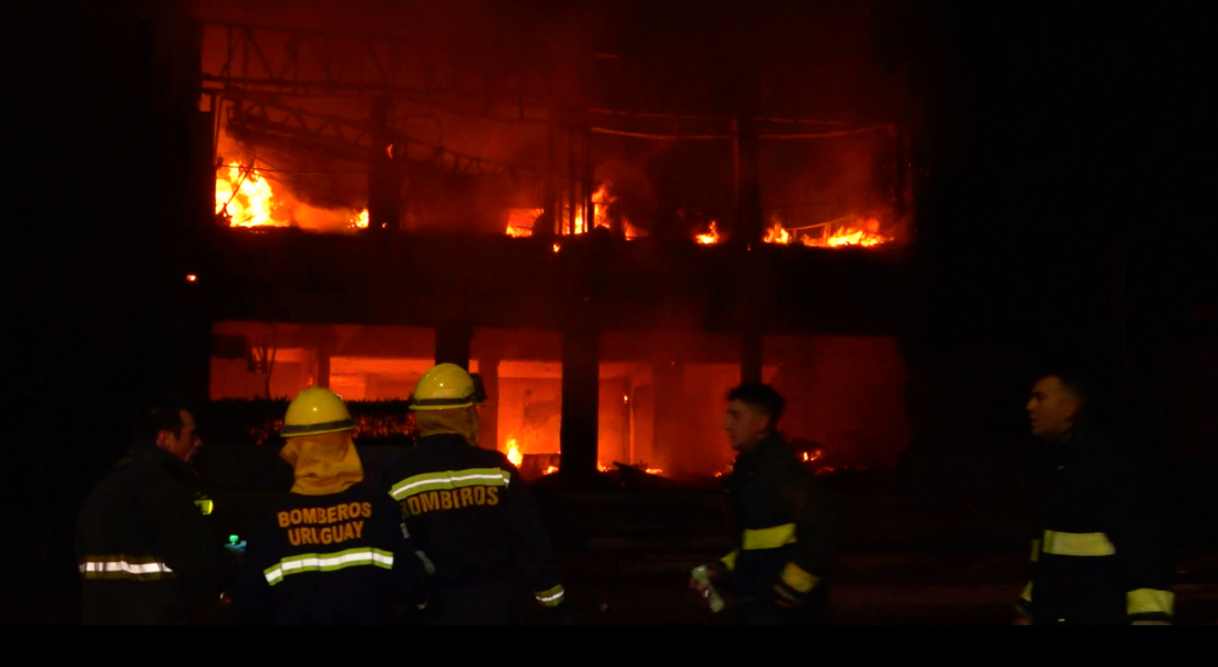 VIDEO: un incendio consumió un local comercial en Manantiales