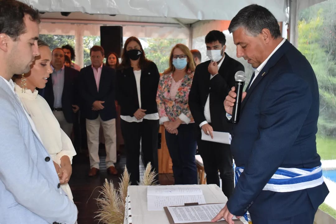 Alcalde Carballal realizó su primer casamiento en Punta del Este