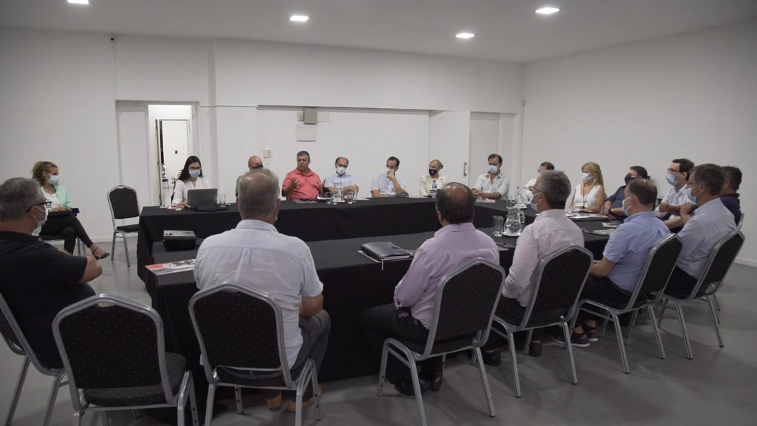 Primera reunión entre alcaldes y gremiales del departamento para mejorar estacionamiento