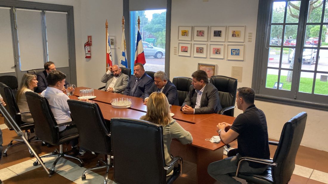 Delegación de El Salvador se reunió con el concejo municipal de Maldonado