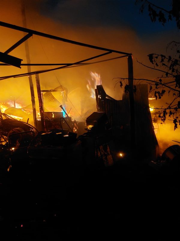 Incendio en asentamiento deja pérdidas en tres casas y vehículos
