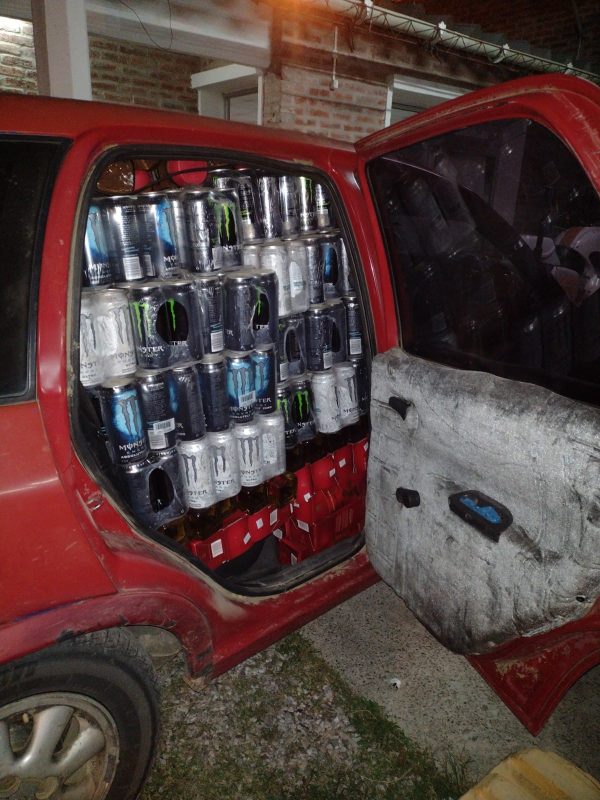 Traía un auto con contrabando, intentó esconderse en un campo pero terminó detenido
