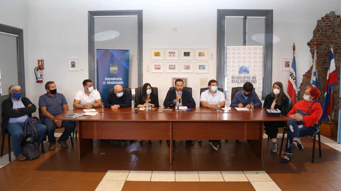 Municipio de Maldonado anunció becas para árbitra y directora técnica de fútbol infantil