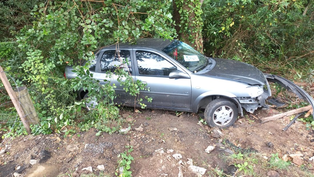 Un auto volcó en Camino Lussich esta mañana
