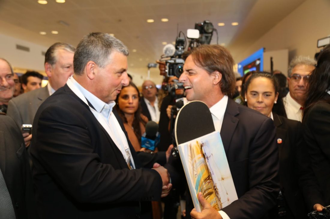 Carballal entregó al Presidente Lacalle Pou, patineta con la que inauguró la nueva pista de skate￼
