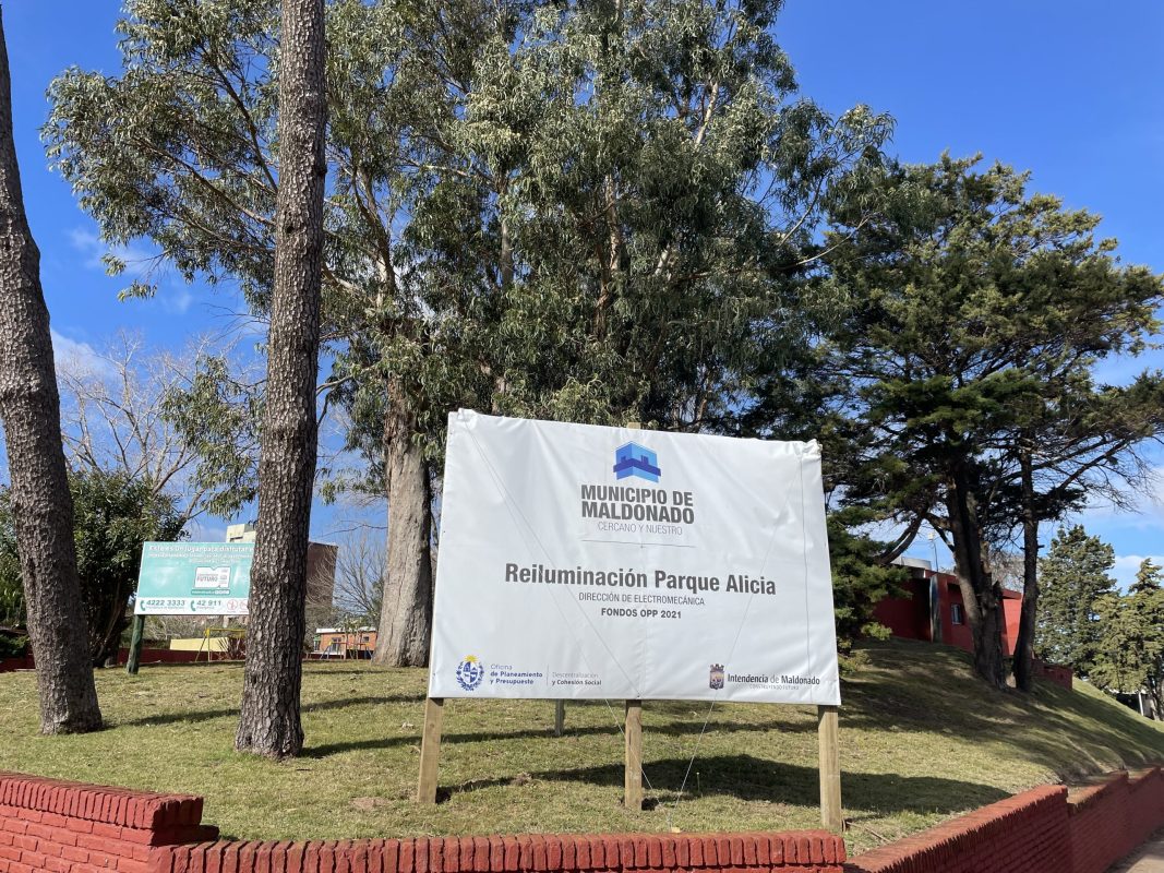 El alcalde Andrés Rapetti inaugura nuevas luminarias en Parque Alicia