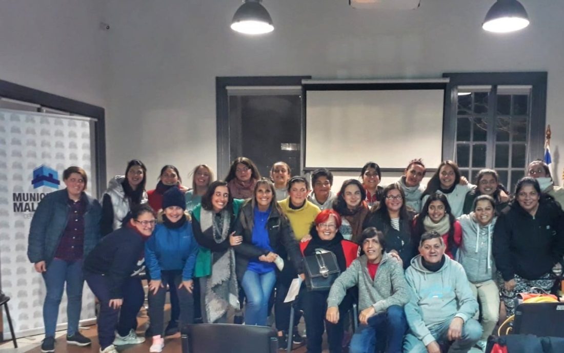 Árbitras de fútbol recibieron charla motivacional en el final del curso brindado en Maldonado
