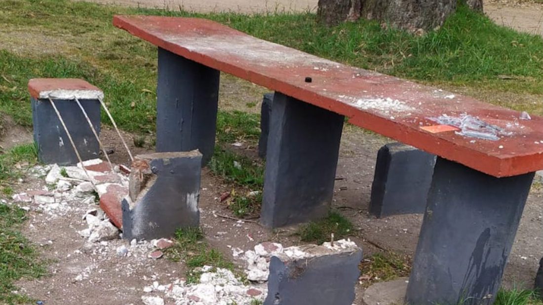 Cortaron alambrados y rompieron bancos en espacios públicos de San Carlos