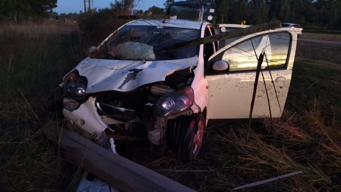 Un auto se despistó y chocó contra una columna