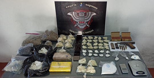 Un incidente familiar terminó con la incautación de drogas y un arma y una mujer condenada