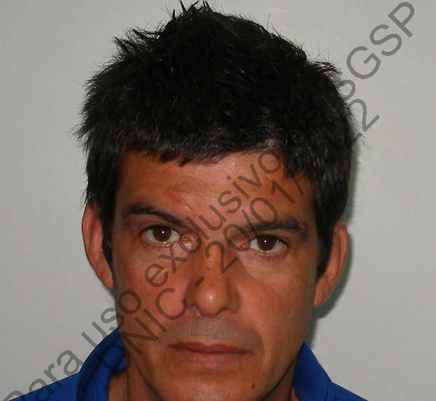 Robó dos garrafas y las tapó con una frazada