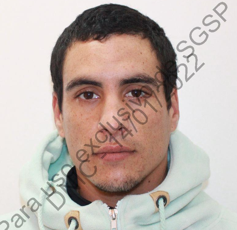 Lo detuvieron, le sacaron fotos y descubrieron que estaba vestido con ropa robada
