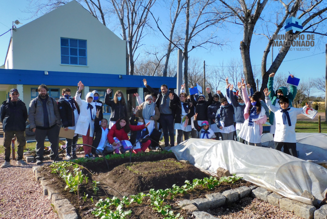 El Municipio de Maldonado junto a la escuela 93 preparan la cosecha de invierno en la huerta del Barrio Odizzio