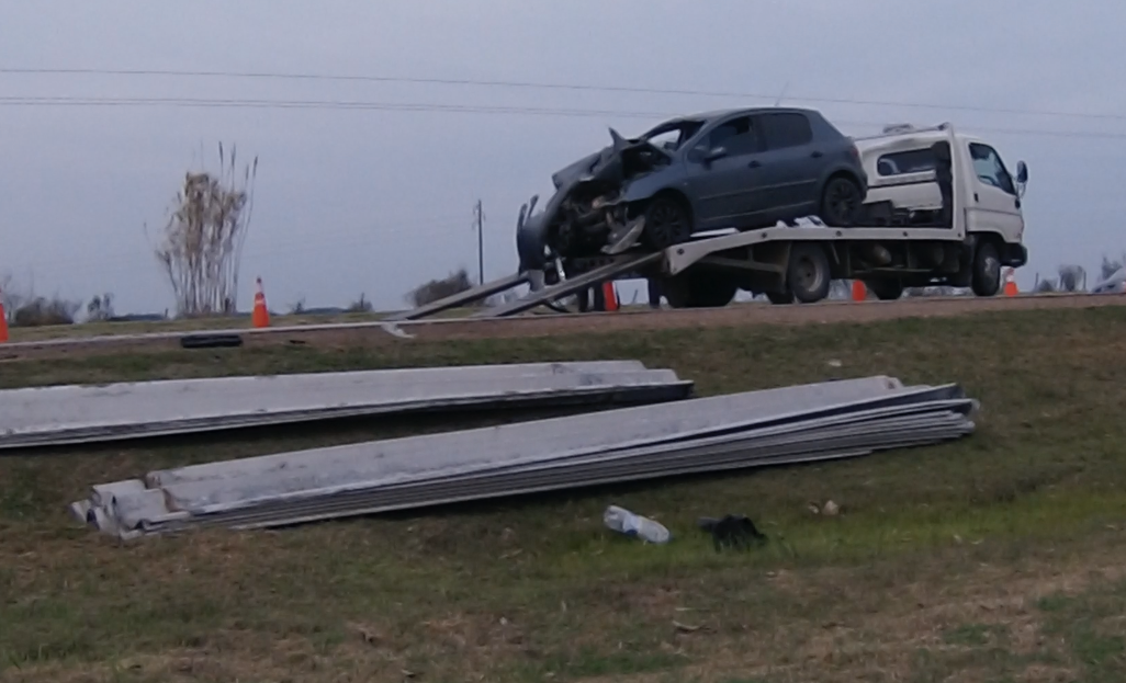Un auto chocó contra un camión cargado de chapas en la Ruta 39